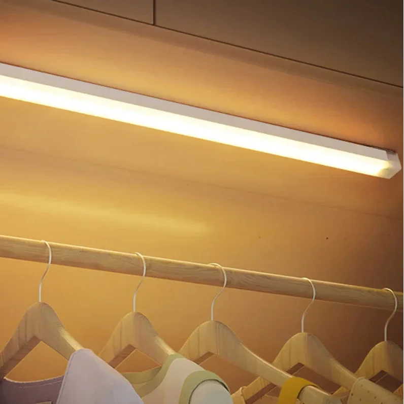 Luz LED con sensor iluminando un armario